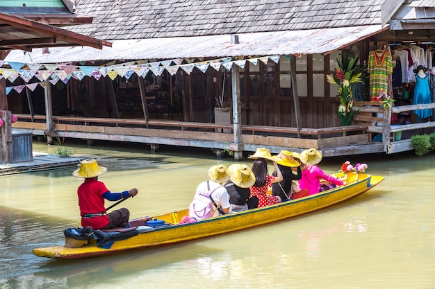 Pływający targ w Pattaya w Tajlandii