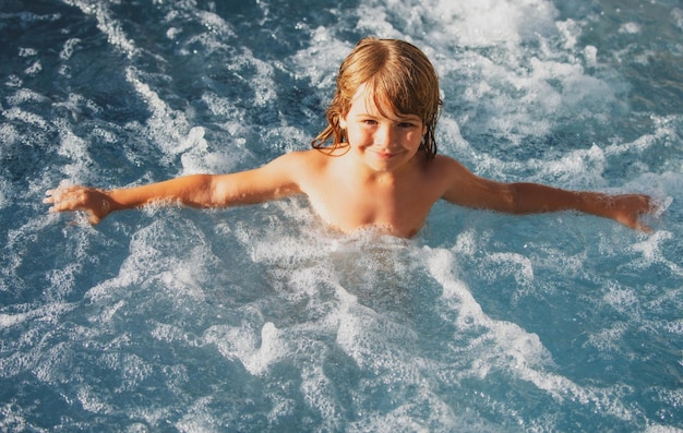 Pływanie dla dzieci Letnie wakacje dla dzieci w basenie
