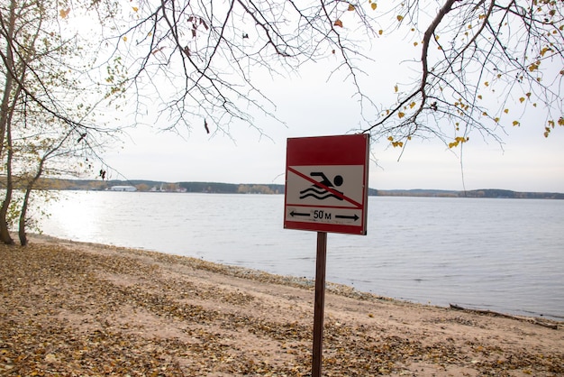 Pływanie w znakach jest zabronione na plaży?