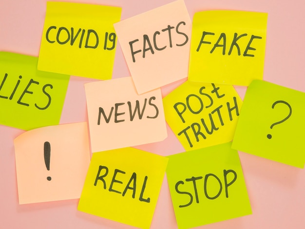 Po-it notatki pamięci dla fałszywych i prawdziwych faktów Covid-19