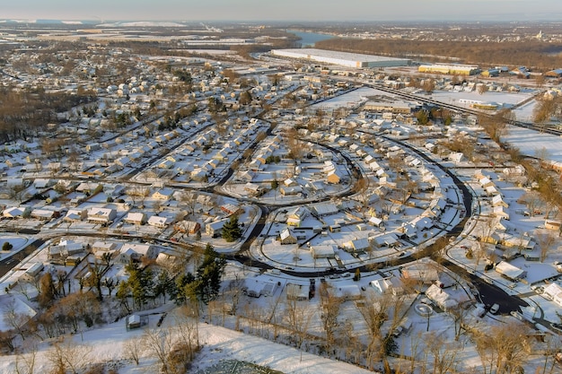 Po śnieżnej Zimie Na Ulicach Mieszkalnych Po śniegu Małego Miasteczka W Zimowy Krajobraz