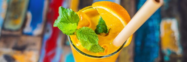 Pobudzający odporność przeciwzapalny koktajl z detoksem z pomarańczy i kurkumy Poranny sok pić czysty