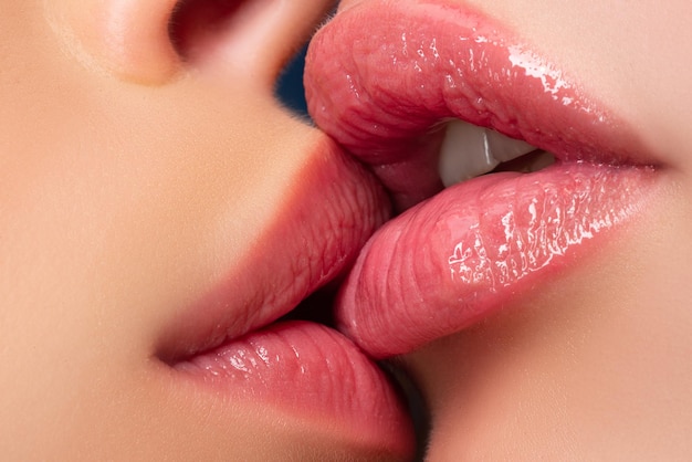 Pocałunek pary lesbijek LGBT. Zmysłowe pocałunki. Kobiece usta z bliska. Miłość i uczucia. Koncepcja homoseksualna. Delikatny język w kobiecych ustach.