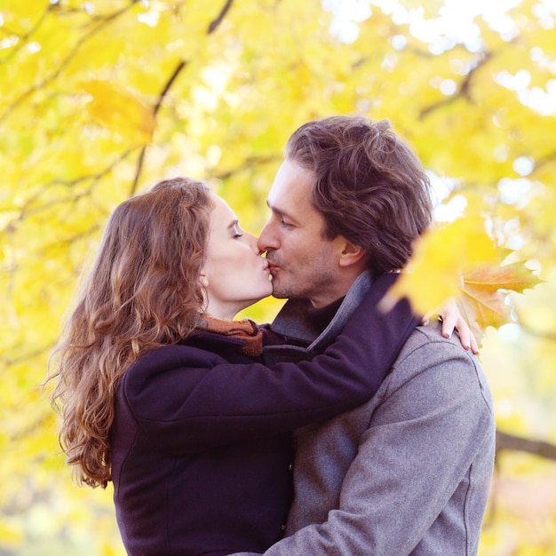 Pocałunek Pary W Jesiennym Lesie