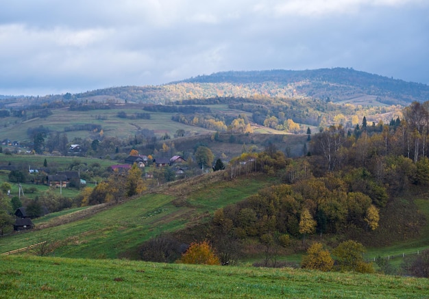 Pochmurna i mglista scena krajobrazów górskich jesienią Karpaty Ukraina Pokojowa malownicza podróżująca sezonowa przyroda i scena koncepcji piękna wsi