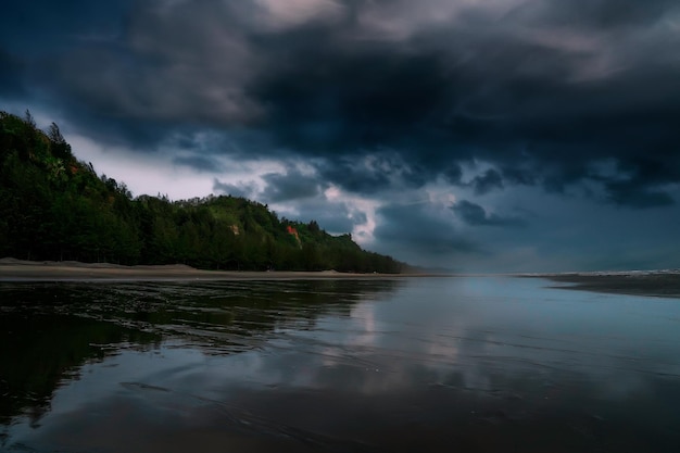 pochmurna plaża ze wzgórzem Coxs Bazar Bangladesz