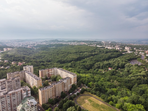 Pochmurna pogoda, nad miastem nadciąga deszcz