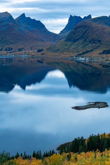 Pochmurna pogoda w fiordu na wyspie Senja Norwegia