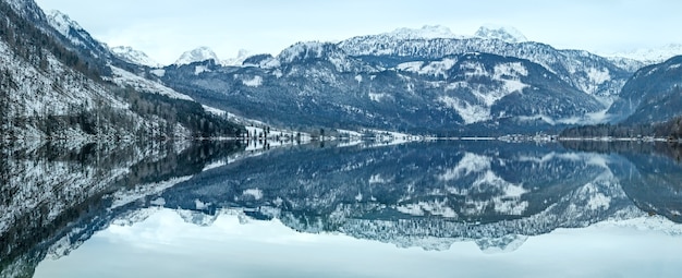 Pochmurna zima Widok na alpejskie jezioro Grundlsee (Austria) z fantastycznym wzorem-odbiciem na tafli wody.