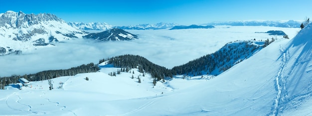 Pochmurna zimowa panorama gór Ośrodek narciarski