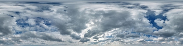 Pochmurne błękitne niebo z chmurami cumulus jako bezszwowa panorama hdri 360 z zenitem w sferycznej projekcji równokątnej może służyć do zastąpienia kopuły nieba w grafice 3d i edycji ujęcia z drona