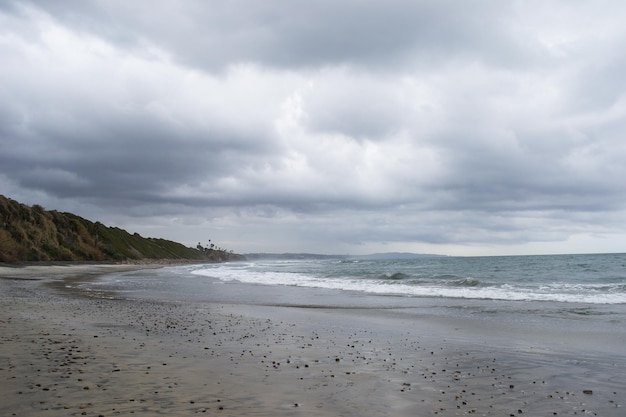 Pochmurne fale wybrzeża plaży