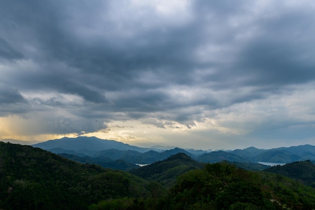 Pochmurno i deszcz z górą z View Point Yala Province, Tajlandia