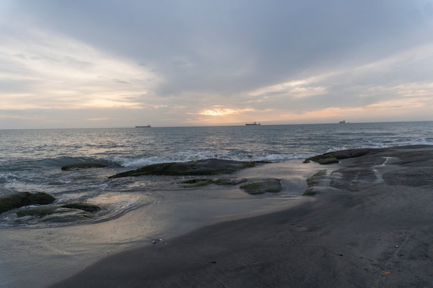 Pochmurny dzień na plaży