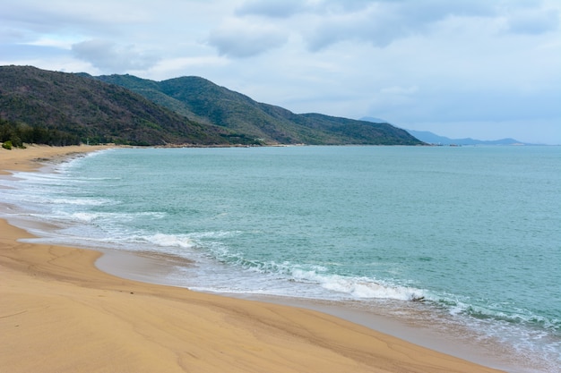 Pochmurny Dzień, Piaszczysta Bezludna Plaża Wybrzeża W Pobliżu Posągu Bogini Nanshan Na Morzu Południowochińskim. Sanya, Wyspa Hainan, Chiny. Przyroda Krajobraz.