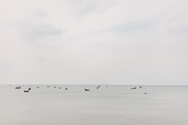 Pochmurny dzień tropikalnego morza i wielu lokalnych łodzi rybackich
