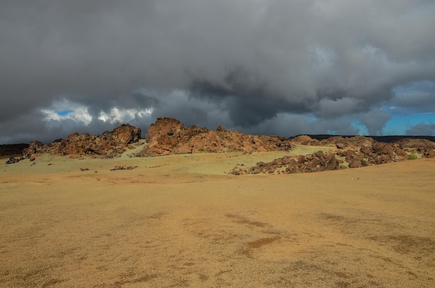 Pochmurny dzień w Parku Narodowym El Teide Teneryfa Wyspy Kanaryjskie Hiszpania