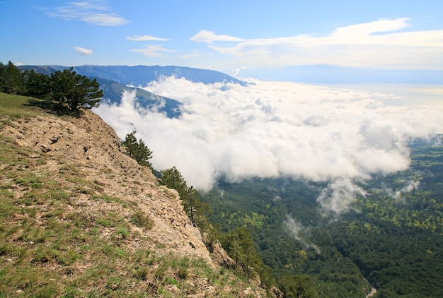 Pochmurny widok z góry Aj-Petri Mountain (Krym, Ukraina)