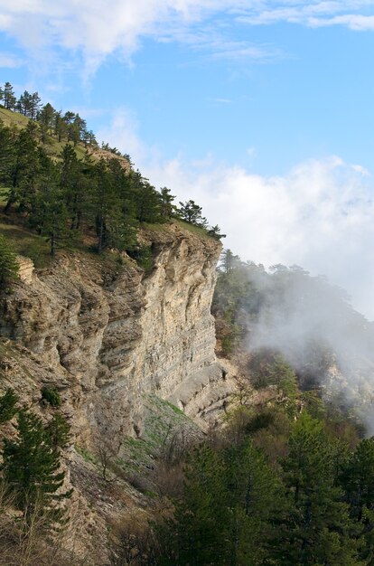 Pochmurny widok z góry Aj-Petri Mountain (Krym, Ukraina)