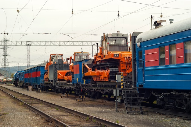 Pociąg do prac ratowniczych z ciężkimi buldożerami na platformach znajduje się na bocznicy