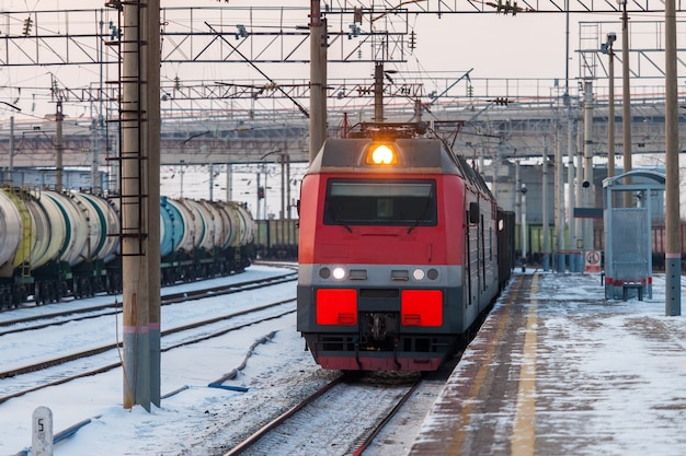 Pociąg elektryczny przejeżdżający przez peron na stacji