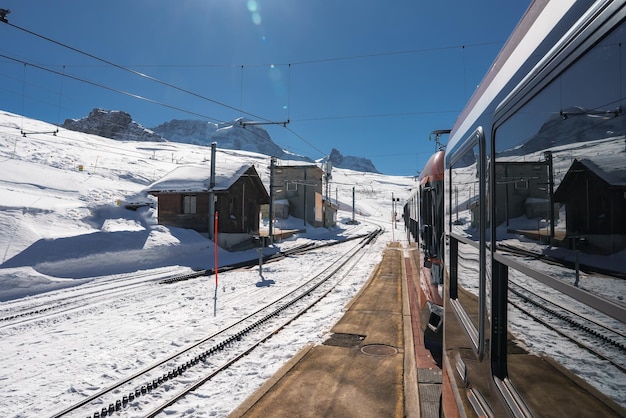 Pociąg gonergratbahn kursujący do stacji gornergrat i obserwatorium stellarium