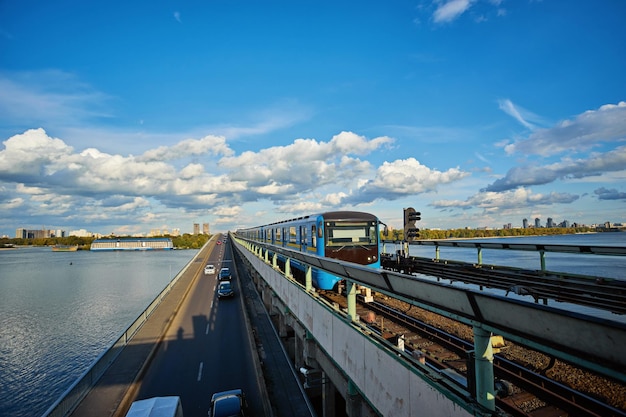 Pociąg jedzie most nad Dnieprem w Kijowie