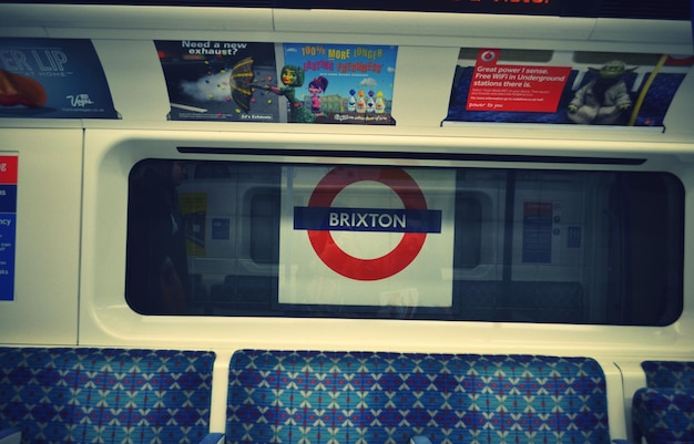 Pociąg Metra Na Stacji Brixton