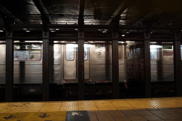 Pociąg metra w Nowym Jorku jadący na stacji 51 st