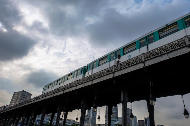 Pociąg metra został przeniesiony na poziom Pont de BirHakeim Paryż wrzesień 2017