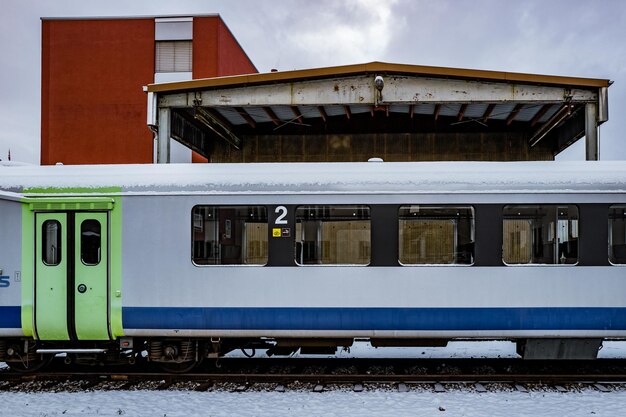 Pociąg na dworcu kolejowym zimą