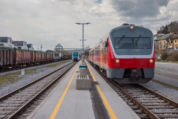 Zdjęcie pociąg na dworcu kolejowym