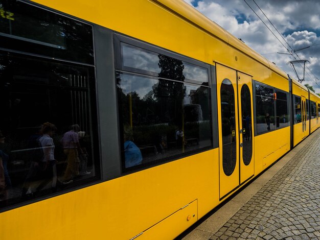 Zdjęcie pociąg na peronie stacji kolejowej na tle nieba