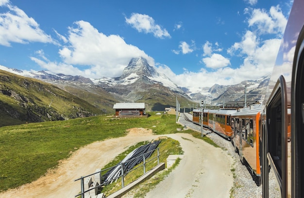 Pociąg Na Tle Góry Matterhorn W Alpach Szwajcarskich