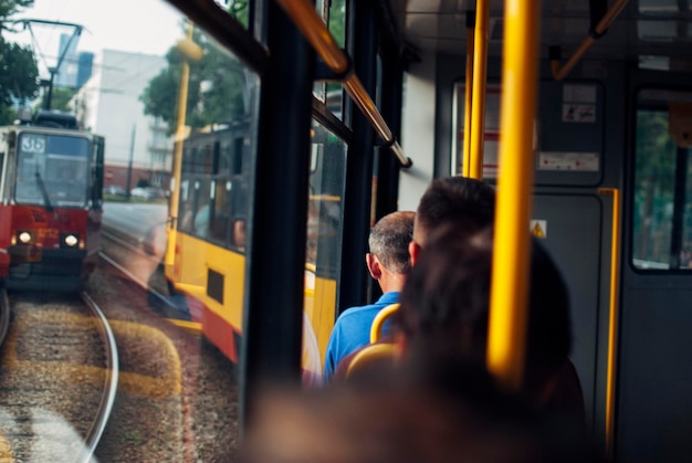 Pociąg na torach kolejowych w mieście