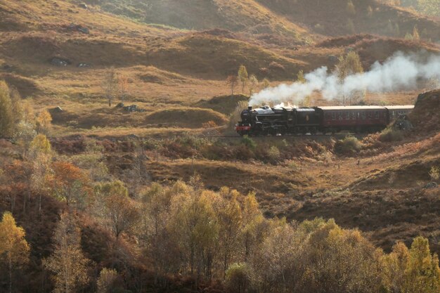 Zdjęcie pociąg parowy przejeżdżający przez szkocką okolicę