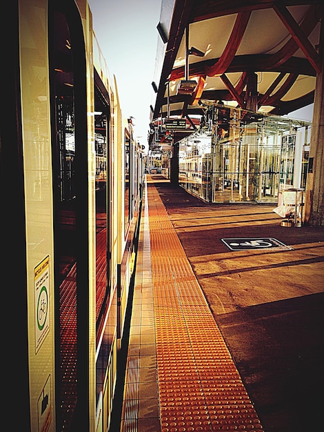 Zdjęcie pociąg pasażerski według peronu