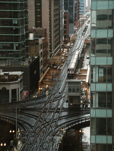 Zdjęcie pociąg podwyższony w chicago w deszczowy dzień