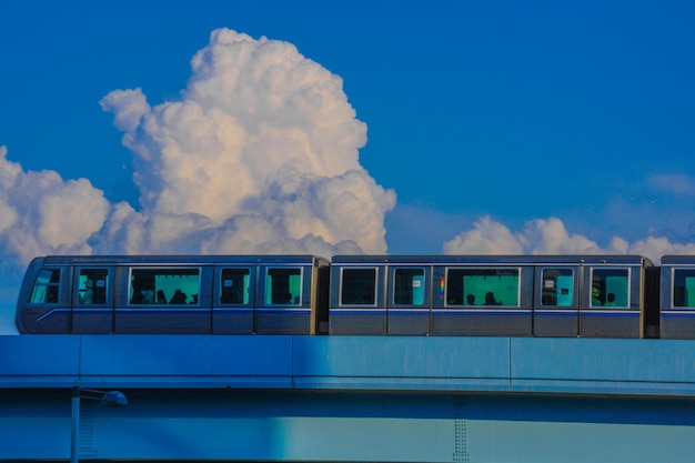 Zdjęcie pociąg przeciwko niebieskemu niebu