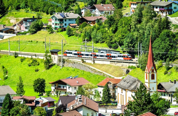 Pociąg Regionalny W Sankt Jodok Am Brenner W Austriackich Alpach