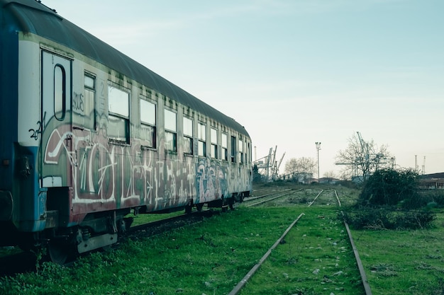 Pociąg z graffiti na boku