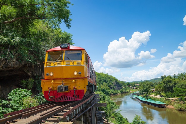 pociągi jeżdżące po torach śmierci przejeżdżają przez rzekę kwai w kanchanaburi w tajlandii