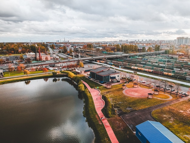 Pociągi towarowe. Widok z lotu ptaka kolorowi pociągi towarowi na stacji kolejowej. Wagony z towarami na kolei. Przemysł ciężki. Przemysłowa konceptualna scena z pociągami. Widok z latającego drona.