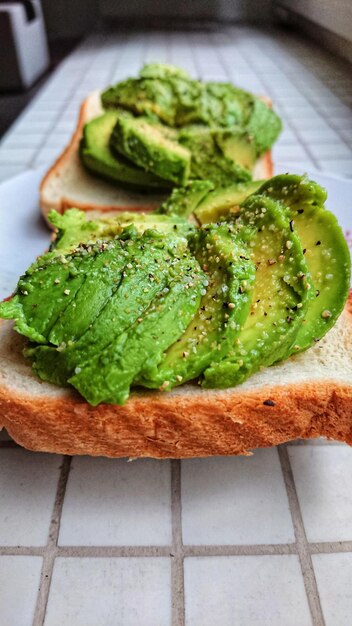 Pocięte awokado na tost z solą i pieprzem