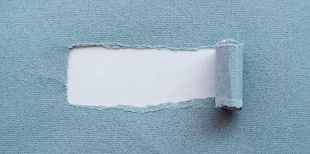 Podarty kawałek niebieskiego papieru do ukrytego tekstu używanego jako szablon lub makieta