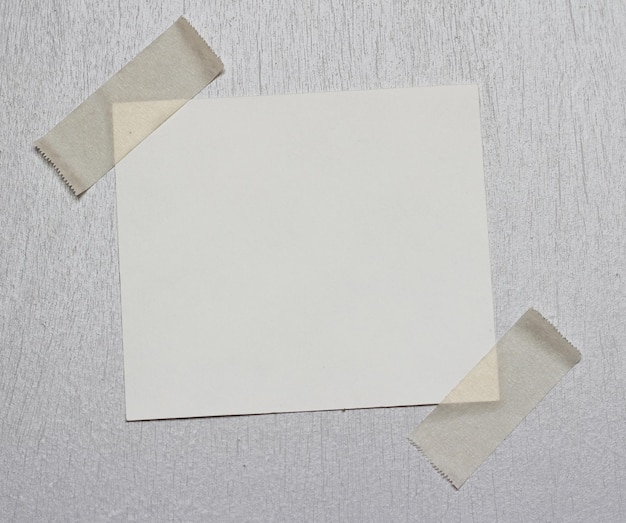 podarty papier z miejscem na taśmę klejącą na wiadomość