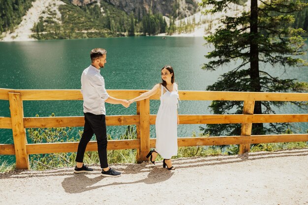 Podążaj za mną po pięknym krajobrazie jeziora Braies (Lago di Braies), romantycznego miejsca w Alpach, Dolomitach, Włoszech, Europie.