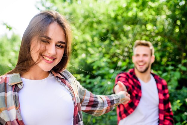 Podążaj za mnąPara w plenerze Natura rozmyty Rozpoczęcie związku Związek w parze Zakochana para Spotkanie Postaw się w sposób, który szanuje kobiety, a jednocześnie jest towarzyski