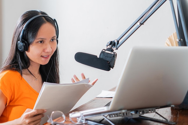 Podcast kobieta robi podcast audio z jej domowego studia
