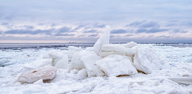 Podczas Mroźnej Zimy Kra Lodowa Rozpada Się Na Brzegu Z Lodem Morskim. Lód Półkowy.